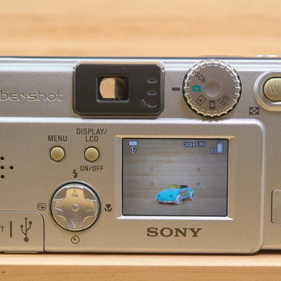 Sony Cyber-shot DSC-P71 3.2MP Digital Camera, 3X Optical Zoom, Made in Japan - Picture 4 of 8